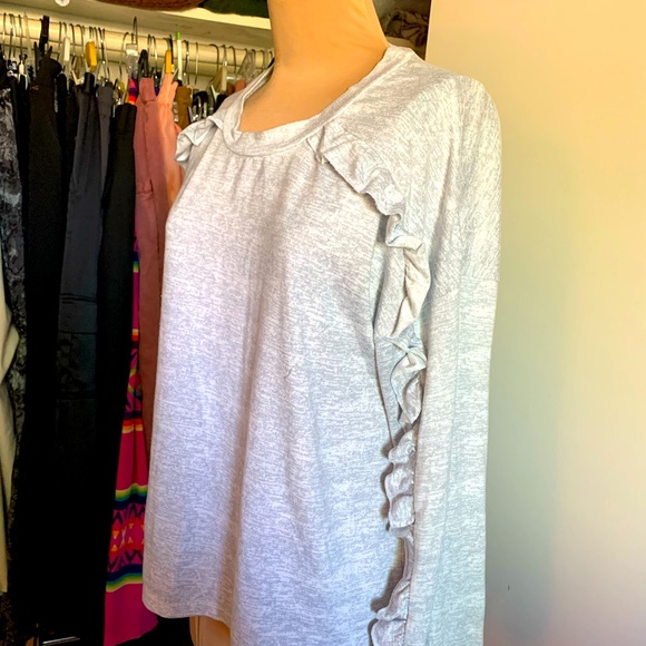 TEE SHIRT RHFFLE DOWN SLEEVE LIJE NEW SIZE MED - Picture 2 of 5